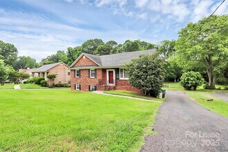 6908 Lancer Dr in Charlotte, NC - Foto de edificio - Building Photo