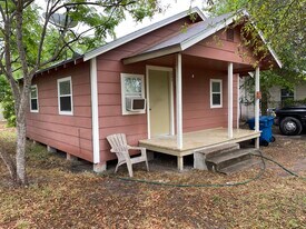 224 Hugh St in Sinton, TX - Building Photo