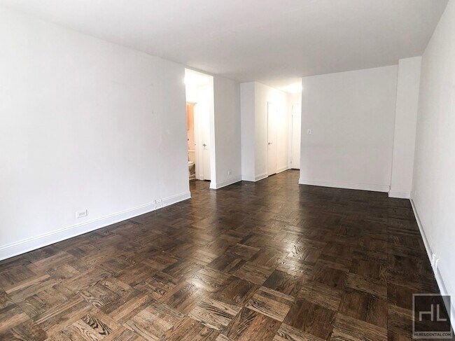 165 E 35th St in New York, NY - Building Photo - Building Photo