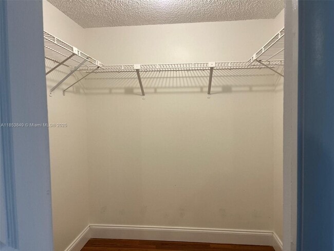 200 Lakeview Dr in Weston, FL - Building Photo - Building Photo