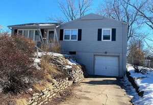 5607 N 68th St in Omaha, NE - Building Photo