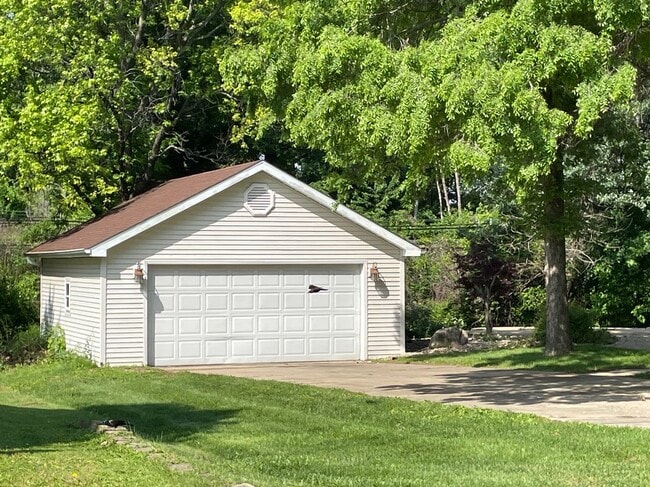 5201 North Montclair Avenue in Peoria Heights, IL - Building Photo - Building Photo