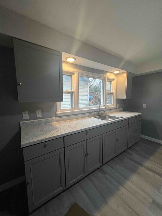 912 Saratoga St, Unit 1 in Utica, NY - Foto de edificio