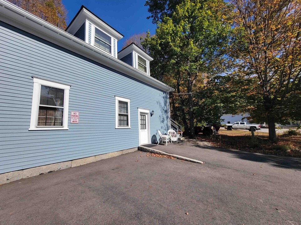 75 Summer St in Bristol, NH - Building Photo