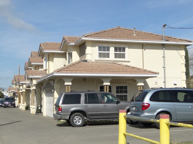 90 E Grant Line Rd in Tracy, CA - Foto de edificio - Building Photo