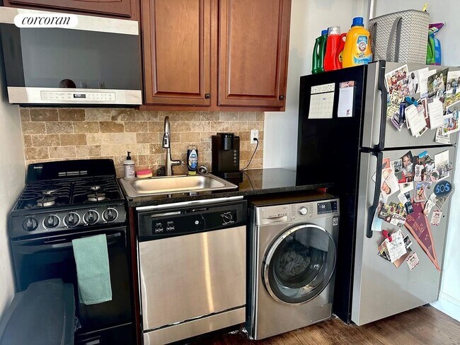 235 E 4th St in New York, NY - Building Photo - Building Photo