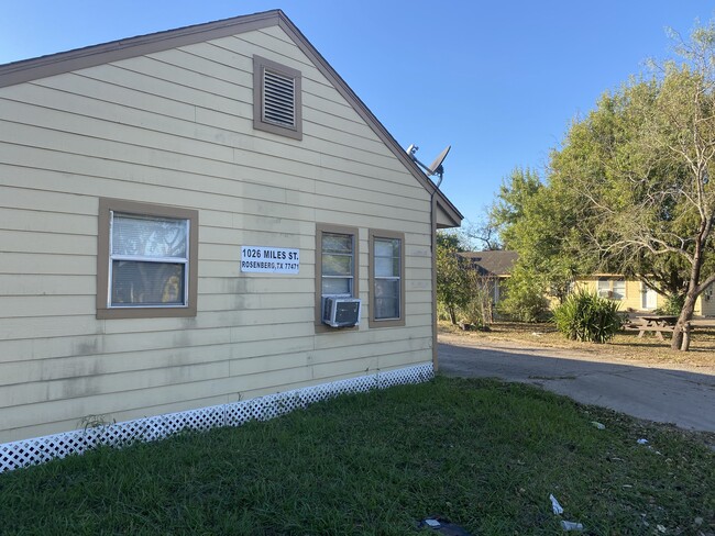 1026 Miles St in Rosenberg, TX - Building Photo - Building Photo