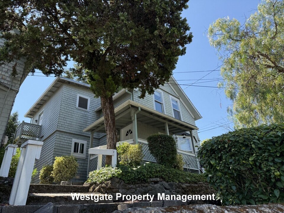 15 Stanley St in Petaluma, CA - Building Photo