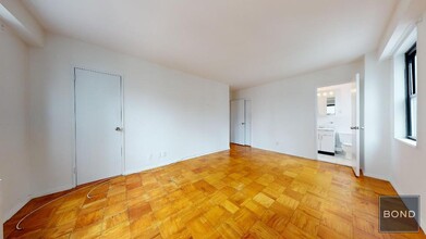 400 E 89th St-Unit -6L in New York, NY - Building Photo - Building Photo