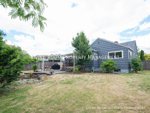 8300 NE Tillamook St in Portland, OR - Building Photo - Building Photo