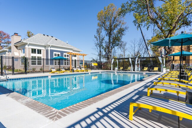 The Laurel in Jeffersonville, IN - Foto de edificio - Building Photo