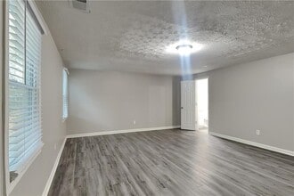 880 Burning Bush Dr in Loganville, GA - Building Photo - Building Photo