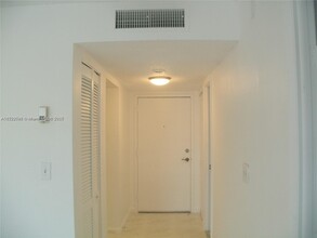 9360 Fontainebleau Blvd in Miami, FL - Building Photo - Building Photo