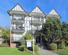 Lonsdale Manor in North Vancouver, BC - Building Photo - Primary Photo