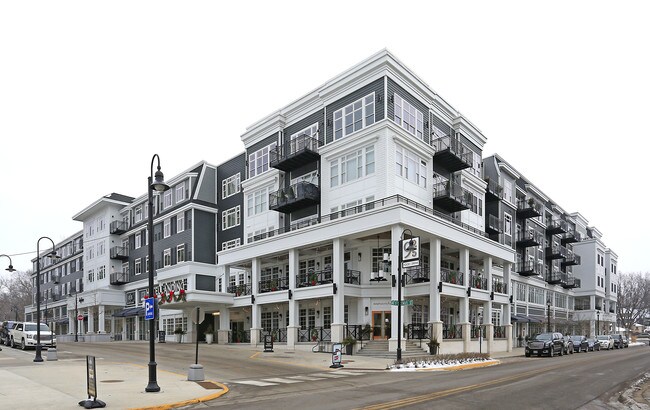 East Block in Wayzata, MN - Foto de edificio - Building Photo