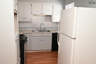 1616 Phoenix Dr in Wichita Falls, TX - Building Photo - Building Photo