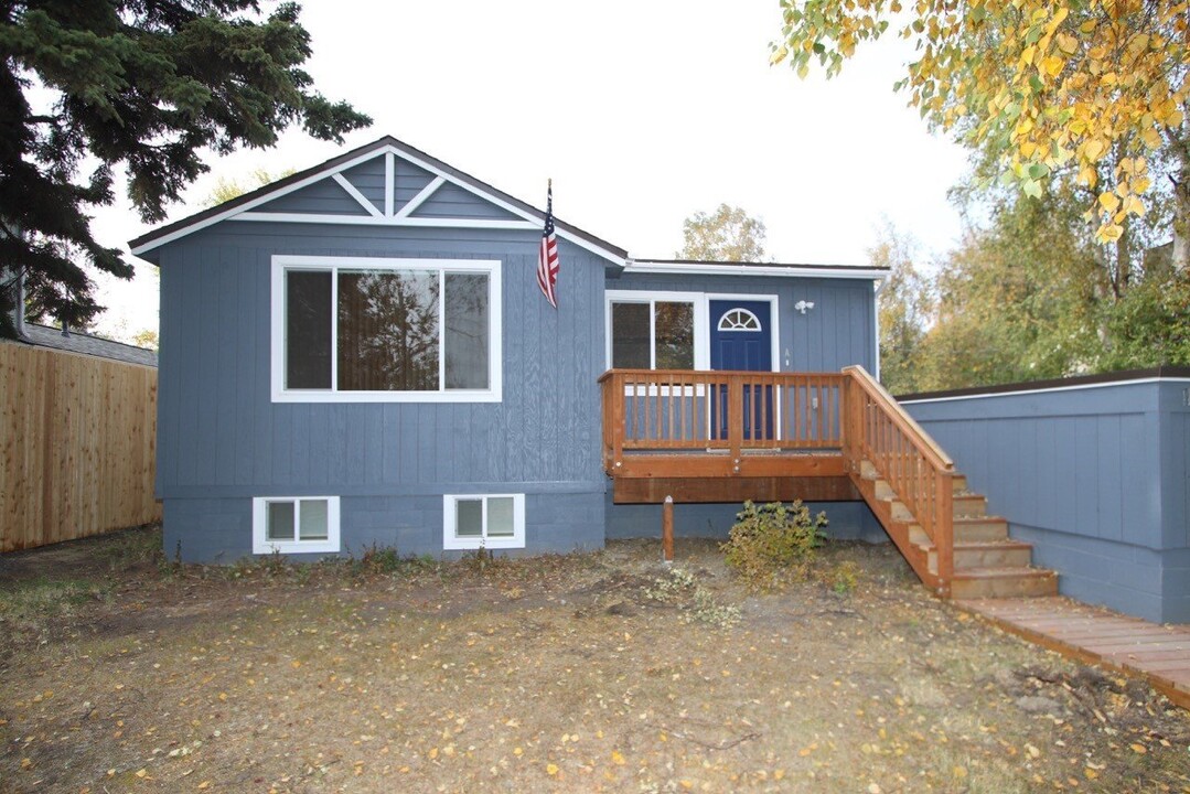 1412 Columbine St in Anchorage, AK - Building Photo