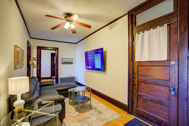 1253 Williamson St in Madison, WI - Foto de edificio - Building Photo