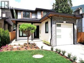 960 Montroyal Blvd in North Vancouver, BC - Building Photo