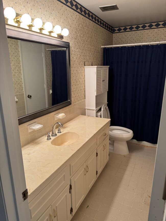 property at 1806 Crescent Dr