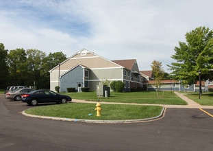 Stonewood Village in Henrietta, NY - Foto de edificio - Building Photo