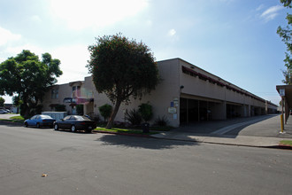 Hermosa Vista Apartments in Huntington Beach, CA - Building Photo - Building Photo