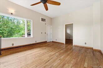 333 Lake Dr in Lake Peekskill, NY - Building Photo - Building Photo