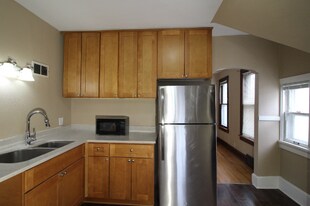 2933 N Newhall St, Unit B in Milwaukee, WI - Building Photo