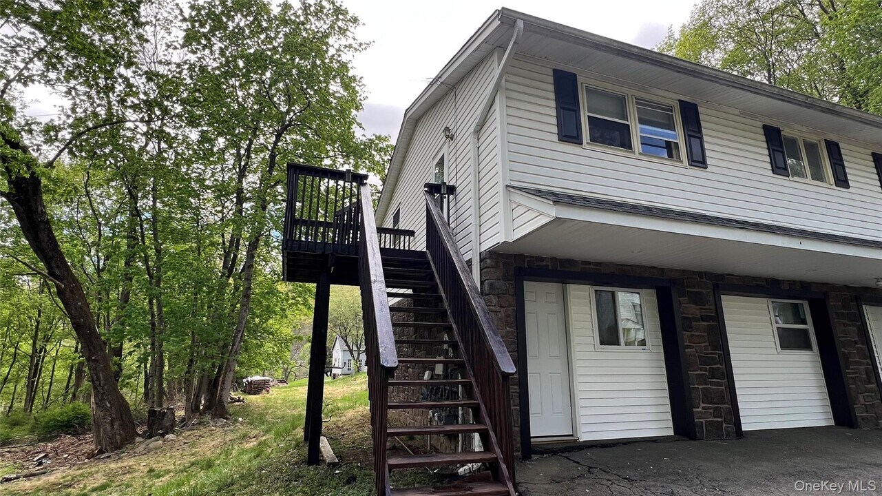 315 W Main St in Stony Point, NY - Building Photo