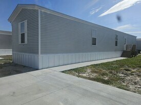 1046 Myakka Dr in North Fort Myers, FL - Building Photo