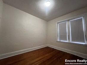 27 Long Ave, Unit 29 in Boston, MA - Foto de edificio - Building Photo