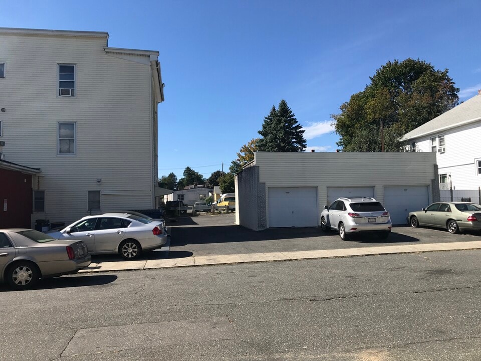 315 East St, Unit Unit# 1 in Ludlow, MA - Building Photo