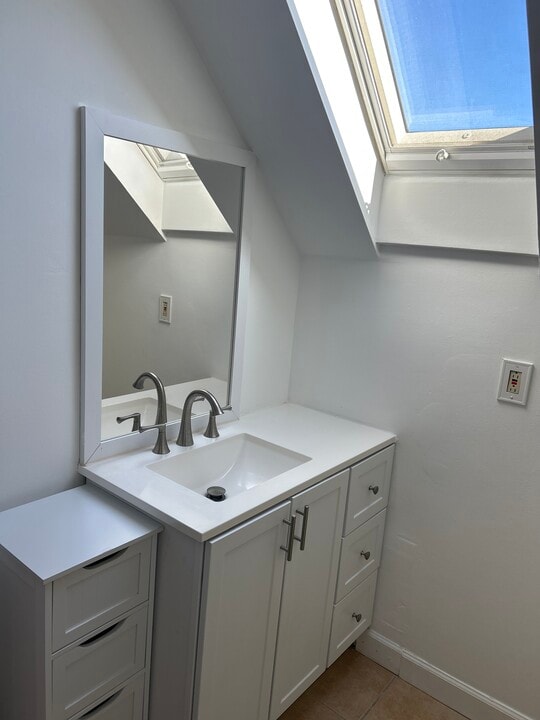 5653 W Montrose Ave, Unit Attic in Chicago, IL - Building Photo