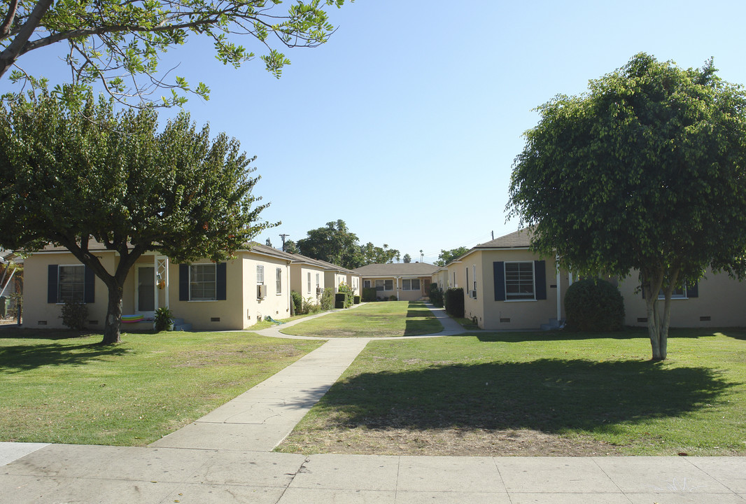 110 S Chapel Ave in Alhambra, CA - Building Photo