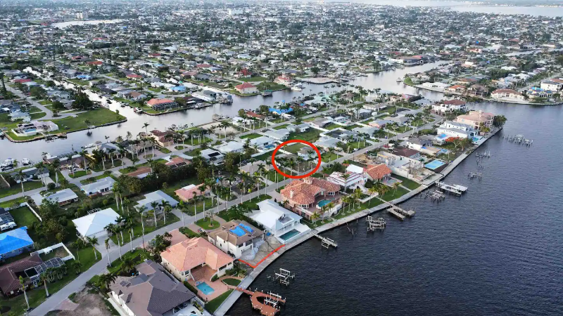 331 Bayshore Dr in Cape Coral, FL - Building Photo