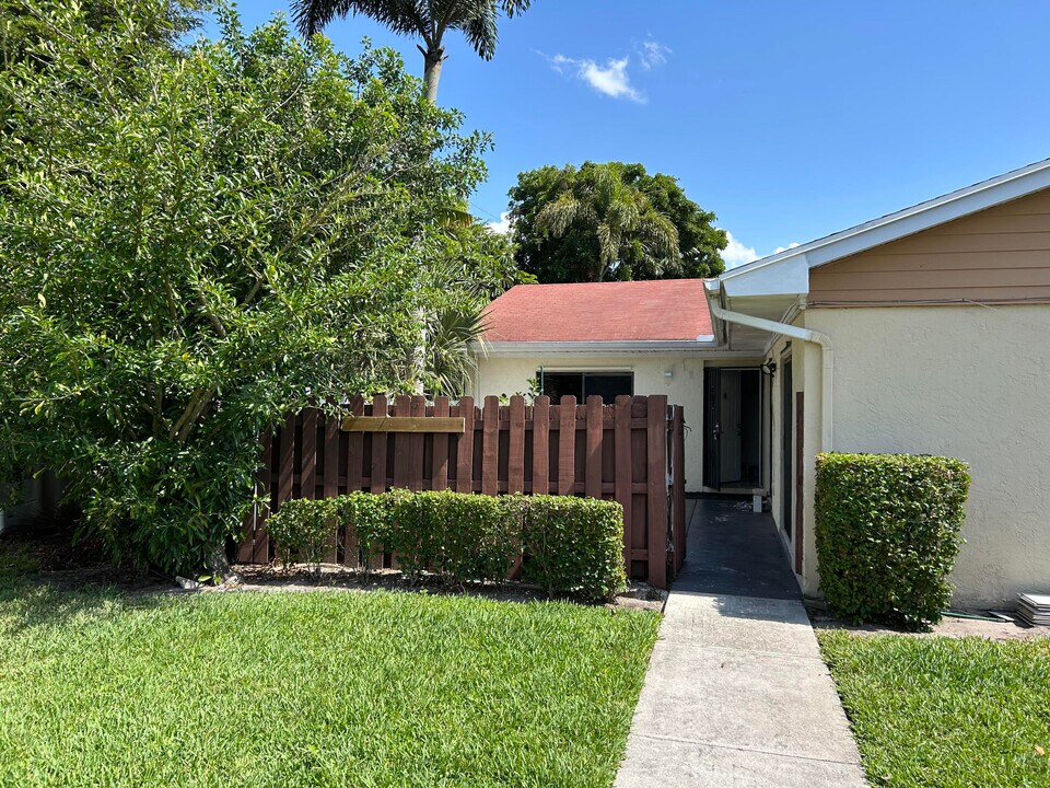 4393 Woodstock Dr in West Palm Beach, FL - Building Photo