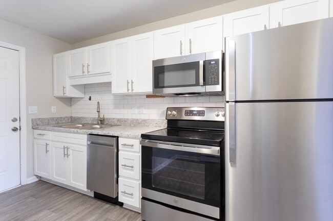 Claremont Hills in Fayetteville, NC - Building Photo - Interior Photo