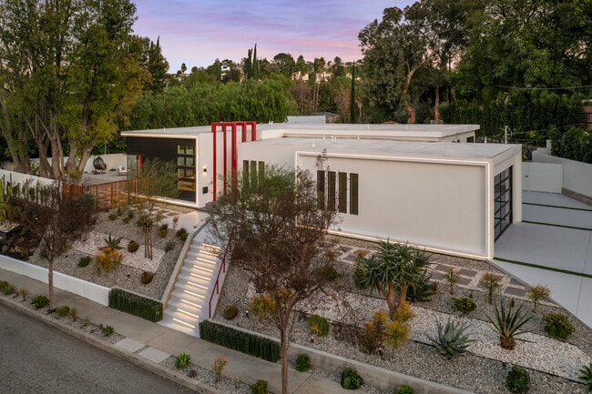 22020 Alizondo Dr in Woodland Hills, CA - Foto de edificio - Building Photo