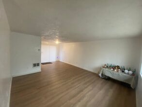 880 N Cloverleaf Loop in Springfield, OR - Foto de edificio - Building Photo