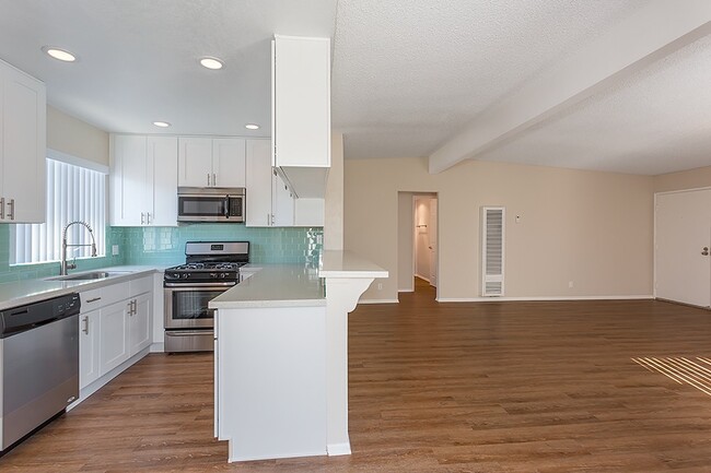 AZURE APARTMENTS! AMAZING 2 BEDROOM APARTMENT in El Segundo, CA - Building Photo - Building Photo