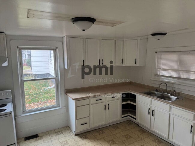 2035 E William St in Decatur, IL - Building Photo - Building Photo