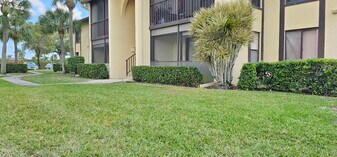 825 Sky Pine Way in Greenacres, FL - Building Photo