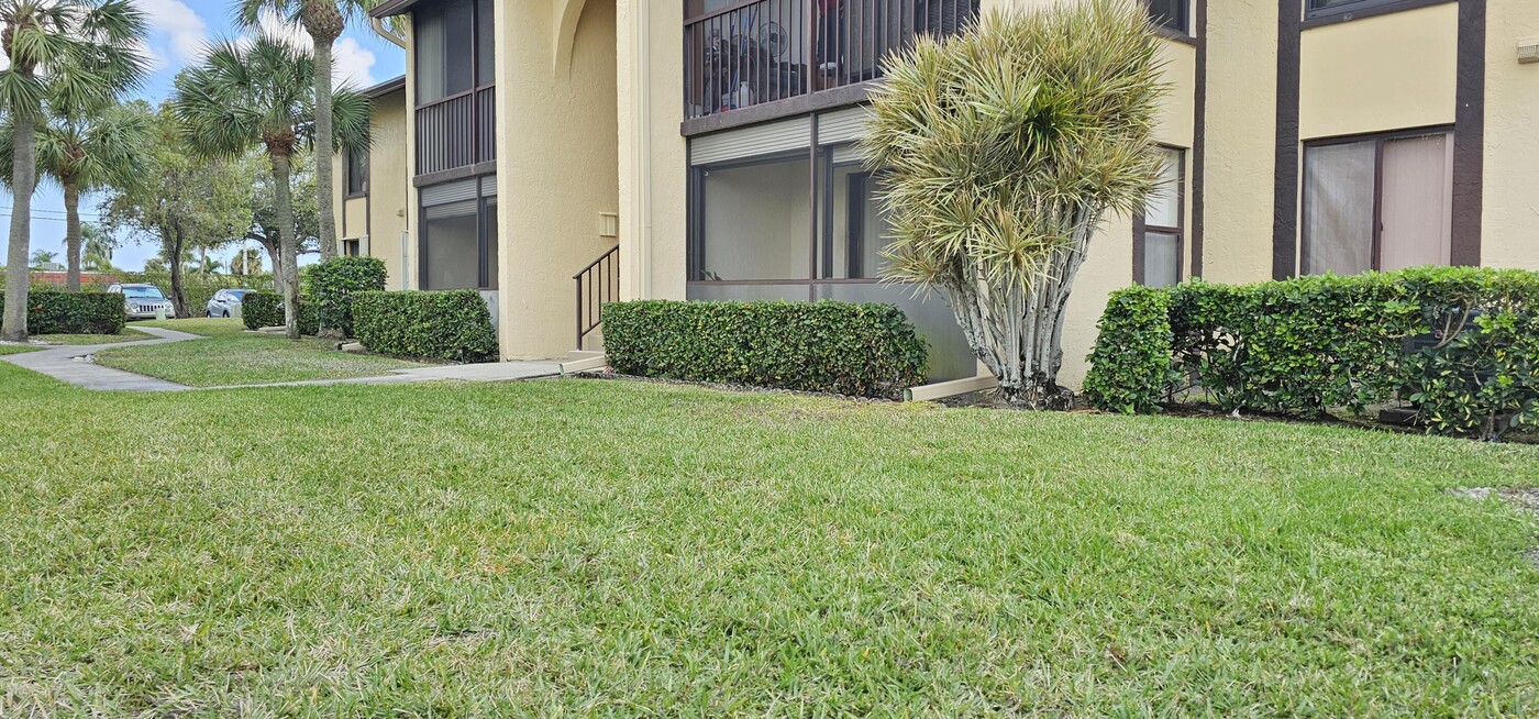 825 Sky Pine Way in Greenacres, FL - Building Photo