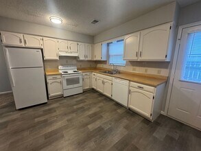 100 E Brasfield St in Smithville, MO - Building Photo - Building Photo