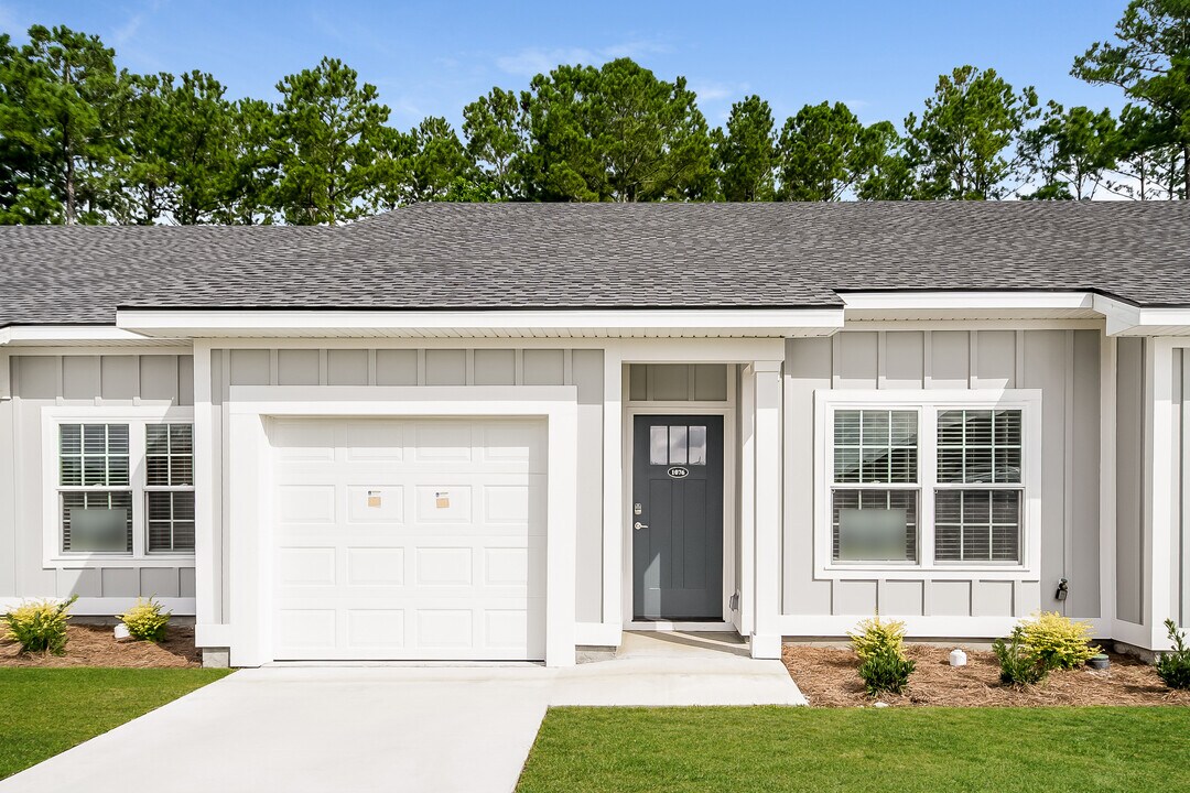 1076 Walker Point Way in Brunswick, GA - Building Photo