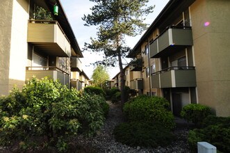 Newporter in Bellevue, WA - Building Photo - Building Photo