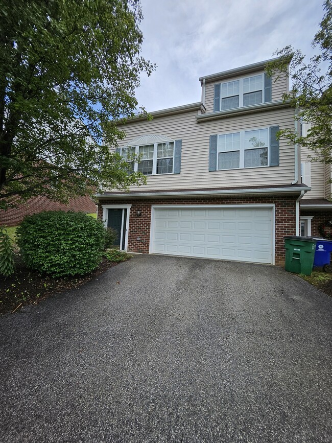 property at 900 Oaktree Blvd