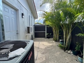 9815 SW 21st St in Miami, FL - Building Photo