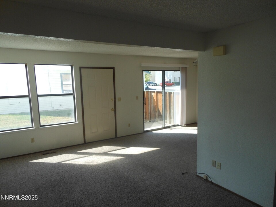 364 W D St in Fallon, NV - Building Photo