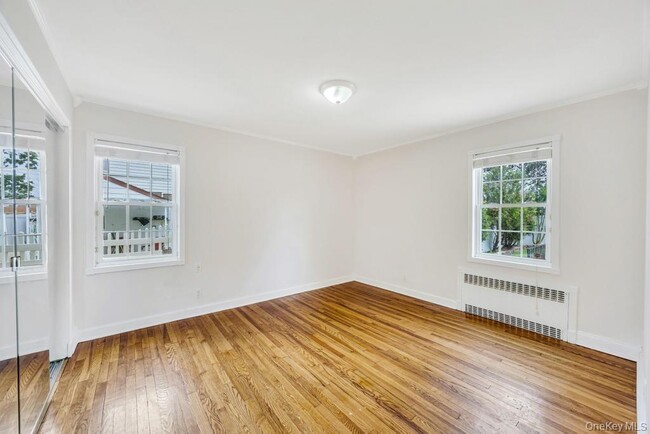 890 Polk Ave in Franklin Square, NY - Building Photo - Building Photo